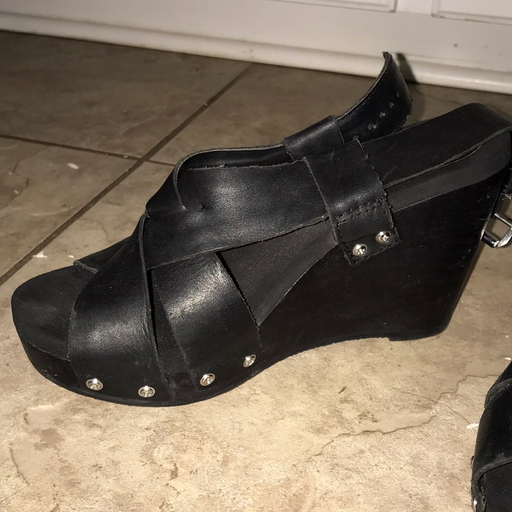 Volatile Black Wedges